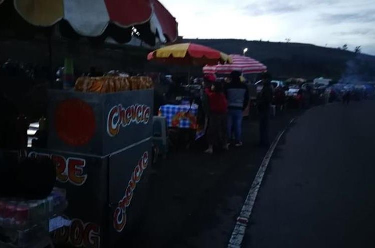 Pobladores bloquean la ruta Interamericana en rechazo al Gobierno de Jimmy Morales y a favor de la continuidad de la Cicig. (Foto Prensa Libre: Mynor Toc)