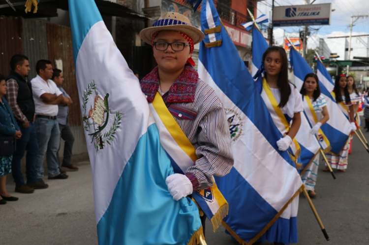 Las expresiones de civismo se han registrado en varias ciudades del país. (Foto Prensa Libre: Mike Castillo).