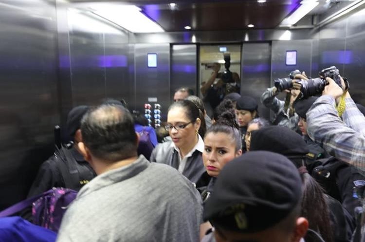 Roxana Baldetti espera escuchar sentencia por la acusación de tres delitos en su contra. (Foto Prensa Libre: Érick Ávila)