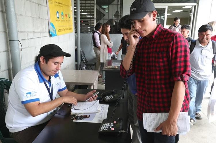 Luego de que son deportados, algunos migrantes reciben ayuda de oenegés, por ejemplo, para hacer una llamada a sus familiares. (Foto Prensa Libre: Hemeroteca PL)