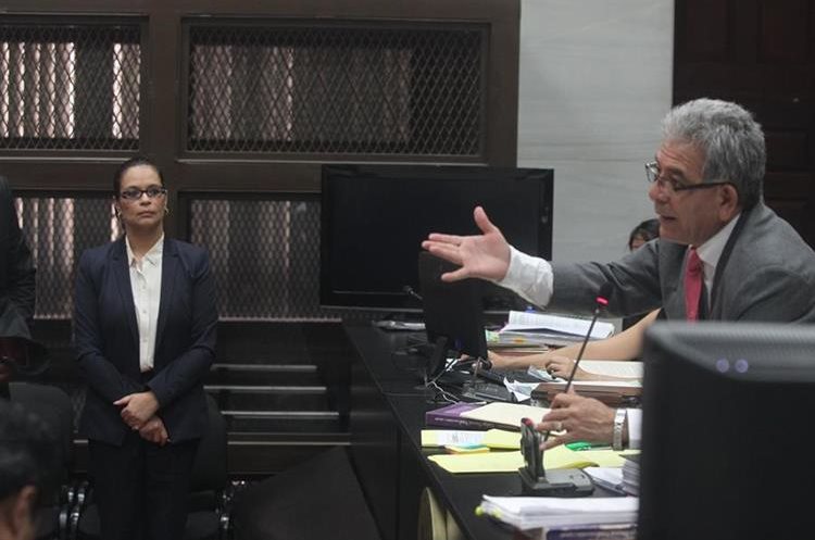 El juez Miguel Ángel Gálvez fue el primero en conocer uno de los casos de corrupción por los que es señalada la ex vicepresidenta Roxana Baldetti, quien llegó al Juzgado de Mayor Riesgo B el 24 de agosto del 2015. (Foto HemerotecaPL)
