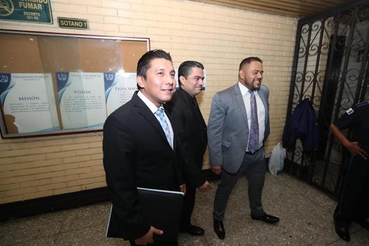 Tres abogados del vicepresidente del Congreso, Felipe Alejos, comparecieron a la Torre de Tribunales. (Foto Prensa Libre: Óscar Rivas)
