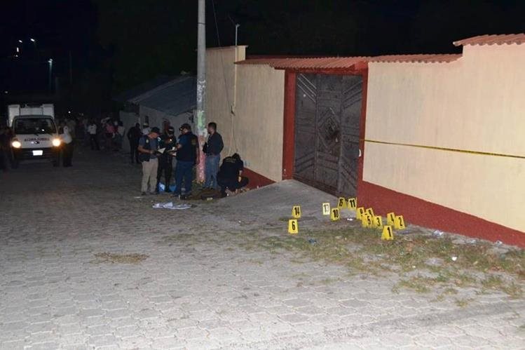 El conductor de un mototaxi murió baleado frente a su vivienda la noche del sábado último.(Foto Prensa Libre: Mario Morales)