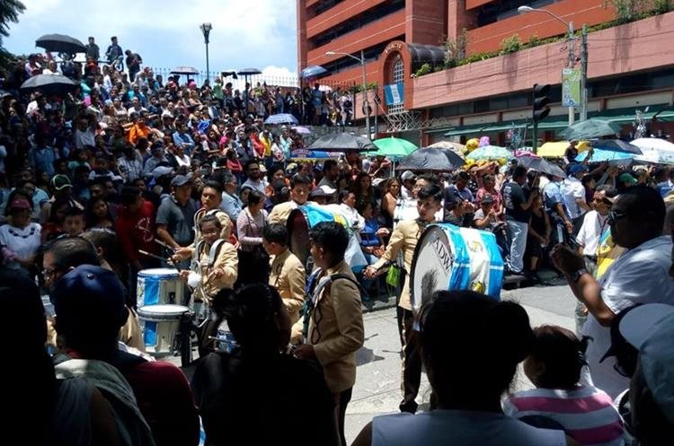Los guatemaltecos abarrotaron los alrededores del Parque Enrique Gómez Carrillo para observar el desfile de independencia. (Foto Prensa Libre: Óscar Rivas)
