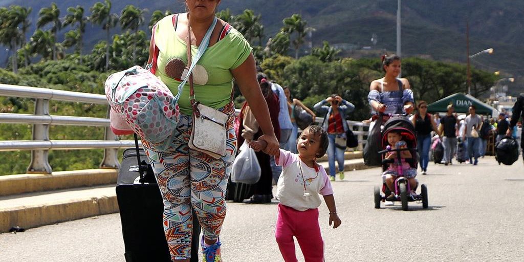 Más venezolanos huyen a Colombia por crisis