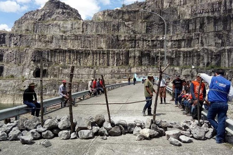 Pobladores de La Campana, Chicamán, Quiché, mantienen ocupadas las instalaciones de la bocatoma de la Hidroeléctrica Chixoy. (Foto, Prensa Libre: Eduardo Sam Chun).