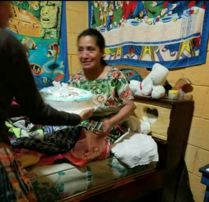 Elda María Zarazúa de Meletz celebra con un pastel sus 53 años, antes de salir de viaje a Santiago Atitlán. (Foto Prensa Libre: Juan Diego González)