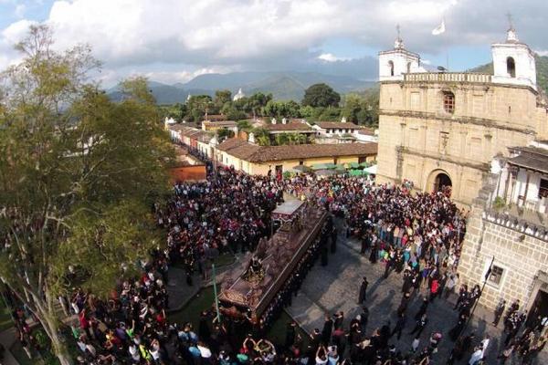 Imagen del Señor Sepultado de la Escuela de Cristo recorre Antigua Guatemala