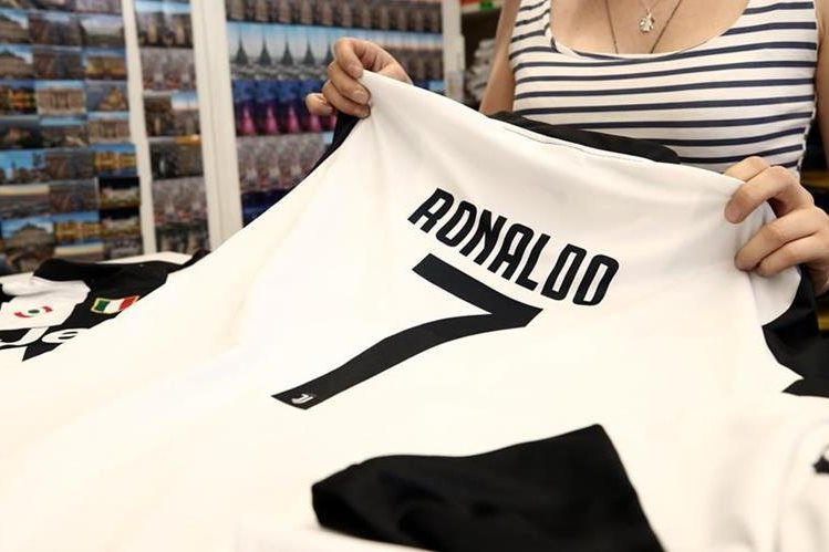 El fichaje de Cristiano Ronaldo por la Juventus ha revolucionado al futbol italiano. (Foto Prensa Libre: AFP)