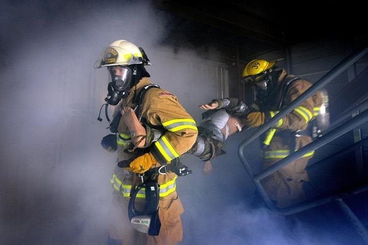 Los socorristas usan equipo especial para evitar inhalar humo mientras combaten las llamas o rescatan a las vÃ­ctimas. (Foto Prensa Libre: HemerotecaPL)