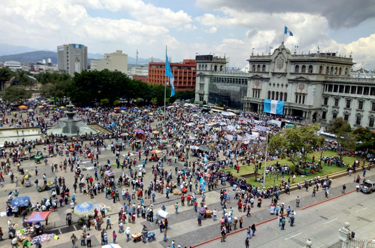 La manifestación llegó a la Plaza de la Constitución. (Foto Prensa Libre: Érick Ávila)