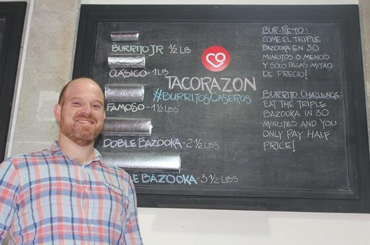 Jesse Schauben y su restaurante Tacorazón en Xela, cuyos productos son orgánicos y cultivados por familias que se benefician del negocio. (Foto Prensa Libre: Fred Rivera)