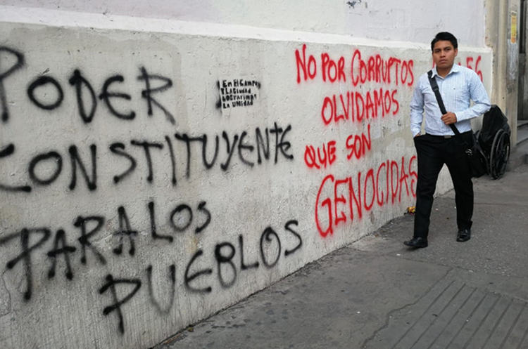 El presidente Jimmy Morales criticó aquellas marchas en la que los manifestantes manchan paredes. (Foto Prensa Libre: Érick Ávila)