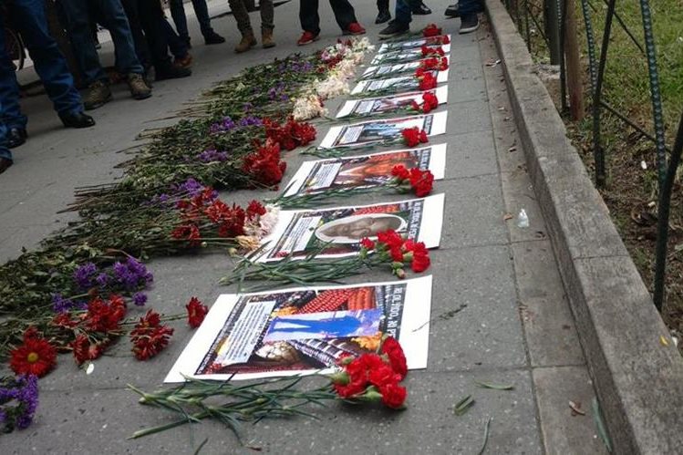 Ayer realizaron un homenaje en memoria de los lÃ­deres indÃ­genas asesinados frente al Ministerio de GobernaciÃ³n. (Foto Prensa Libre: Twitter)