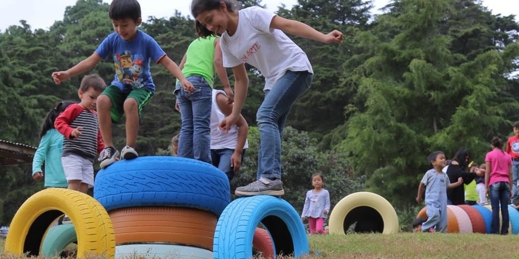 Elaboran juegos infantiles de la Casa Bernabé con llantas recicladas
