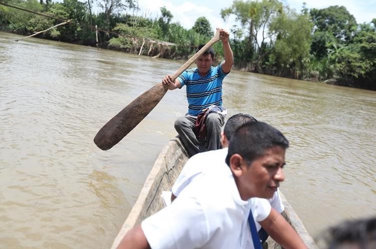 Trabajadores del sistema de salud deben cruzar el río Polochic para llegar a comunidades empobrecidas. (Foto Prensa Libre: Érick Ávila)