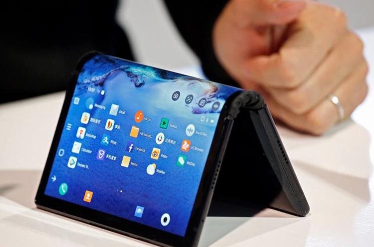 The folding screen mechanism may appear on more phones (Free Press Photo: EFE).