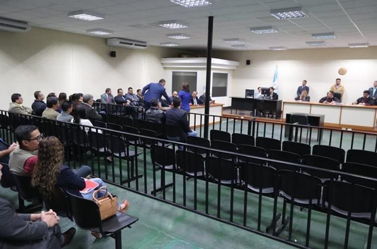 Vista de la megasala, donde se celebra el debate de Agua Mágica. (Foto Prensa Libre: Érick Ávila)