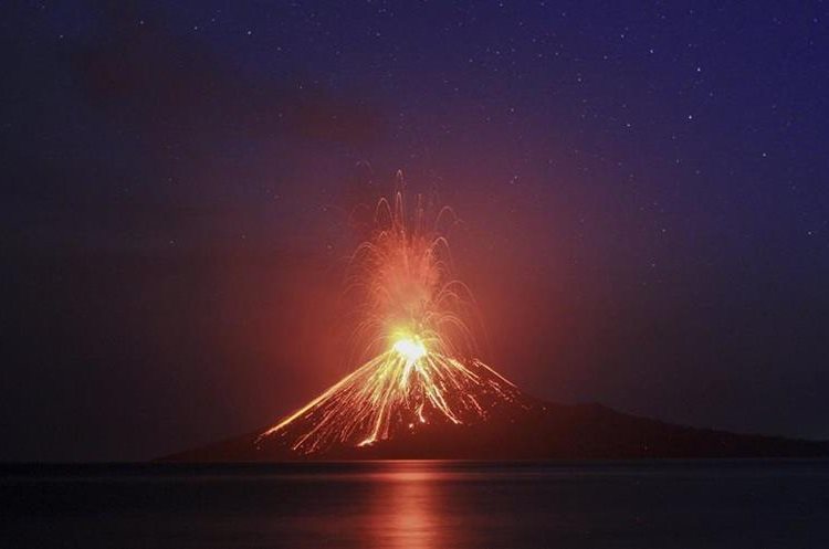El volcÃ¡n Anak Krakatau se encuentra en erupciÃ³n desde hace dÃ­as. (Foto Prensa Libre: EFE)