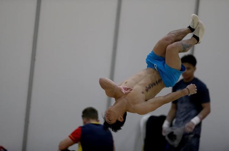   The National gymnast Jorge Vega was focused during training. (Free Prensa Photo: Carlos Vicente) 
