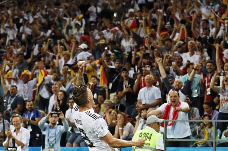 Toni Kroos celebra eufórico el gol del triunfo de Alemania sobre Suecia. (Foto Prensa Libre: AFP)