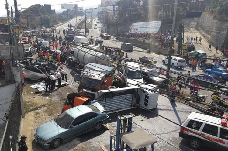 Panorama desolador minutos despuÃ©s del accidente en Mixco. (Foto: Hemeroteca PL)