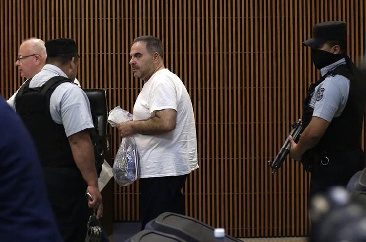 Antonio Saca (c) asiste a la instalación de un juicio en su contra. (EFE)