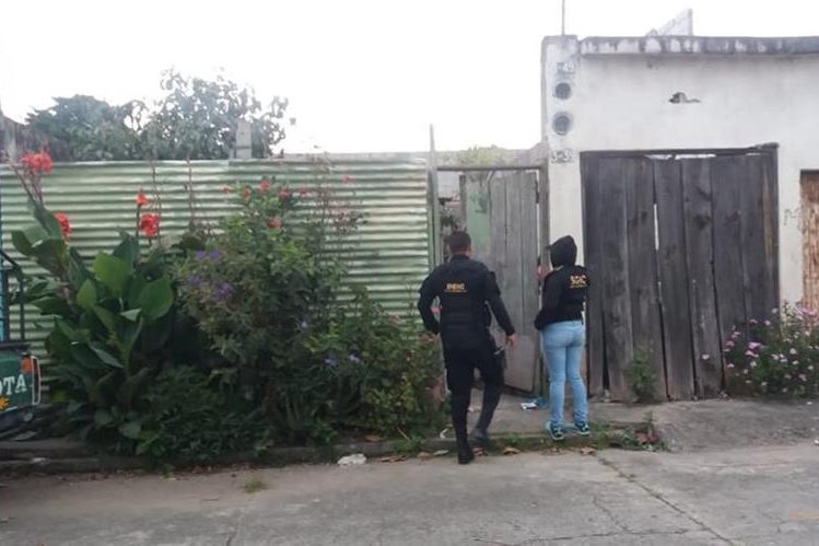 Agentes de MP y PNC efectúan allanamientos contra extorsionistas en cuatro departamentos. (Foto Prensa Libre: PNC)