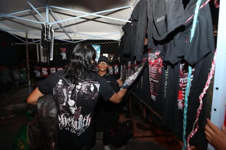 Venta de camisetas e indumentaria a las afueras del concierto de Cannibal Corpse y Napalm Death, que fue cancelado (Foto Prensa Libre: Óscar Rivas).