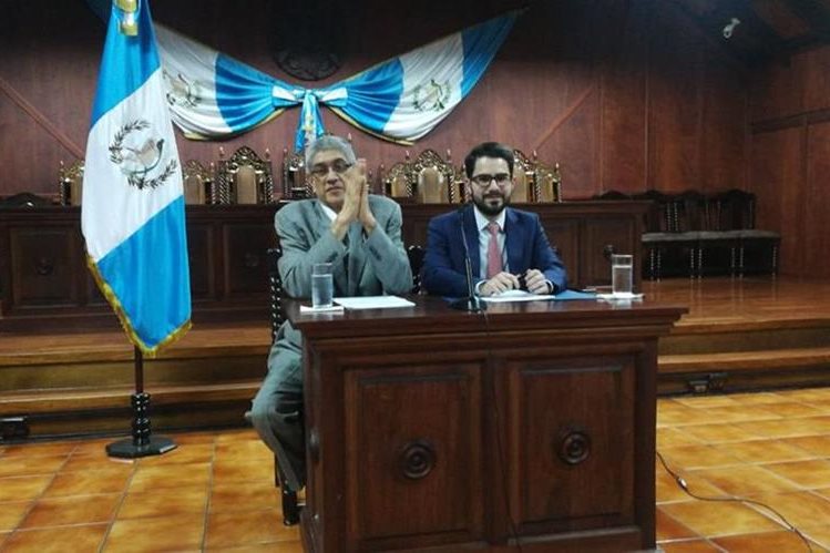 El secretario general de la CC, MartÃn Guzmán, junto al vocero Santiago Palomo, explican detalles del dictamen a la reforma de la Ley Electoral. (foto Prensa Libre: Erick Avila)