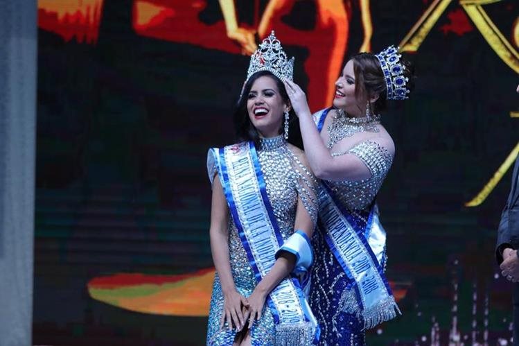 María Sazo lloró al recibir la corona de Reina Nacional de las Fiestas de Independencia. (Foto Prensa Libre: Raúl Juárez)