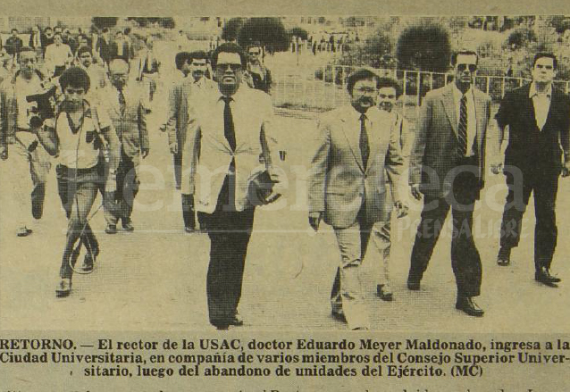 El rector Meyer Maldonado acompañado de miembros del Consejo Superior Universitario ingresan a la Ciudad Universitaria el 5 de septiembre de 1985 luego de la ocupación militar. (Foto: Hemeroteca PL)