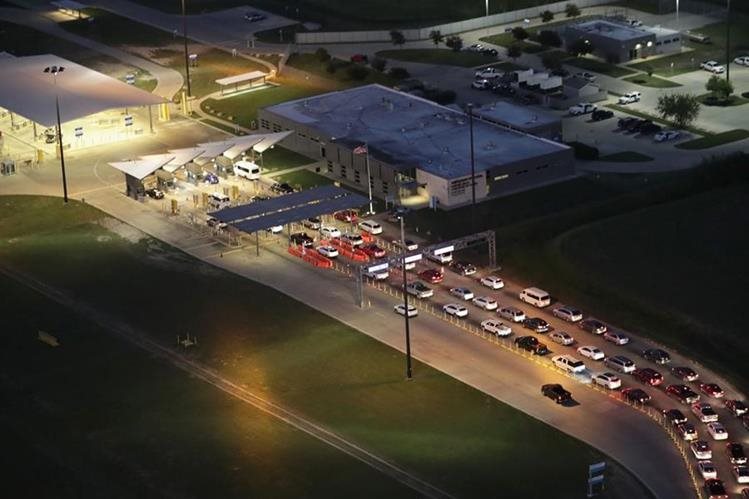 Quienes demanden asilo lo deben hacer en forma ordenada por los ingresos legales a Estados Unidos, advierte el gobierno de Trump. Frontera en Mission, Texas. (Foto Prensa Libre: AFP)
