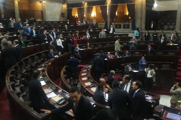 Diputados aprueban, después de varios días de discusiones, el presupuesto para el próximo año. (Foto Prensa Libre: Érick Ávila)