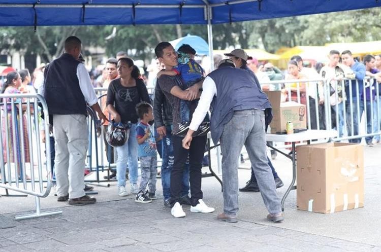 Los agentes de la SAAS registraban a las personas que deseaban ingresar al lugar en la Plaza de la Constitución para observar el desfile. (Foto Prensa Libre: Esbin García)