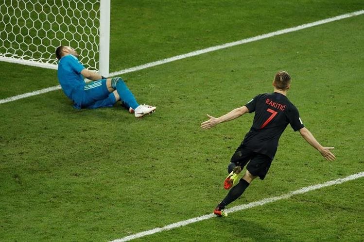 Rakitic fue, una vez más, el último en anotar en la tanda de penaltis y acertó. Croacia jugará las semifinales de la Copa del Mundo. (Foto Prensa Libre: AFP)