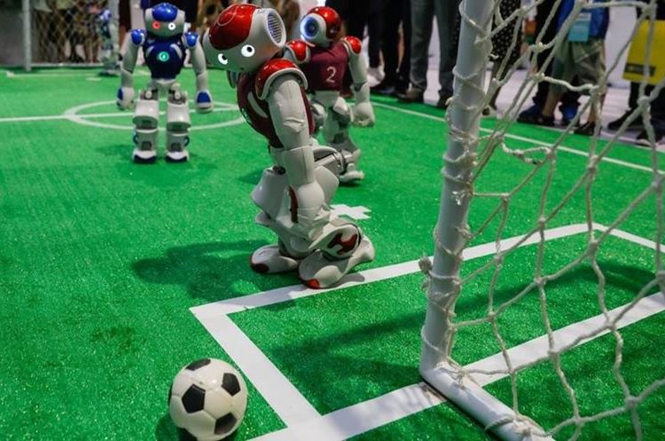   Robots soccer match at the scale of the World Robotics Congress. (Foto Prensa Libre: EFE) 