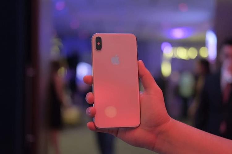 Comparado con el iPhone X, el iPhone X tiene un acabado más ligero que el que la compañía llama 