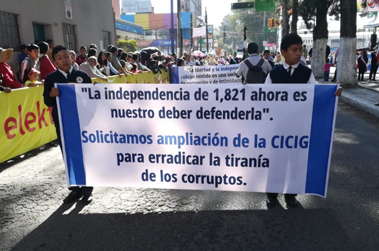 En el desfile estudiantes solicitan ampliación de la Cicig. (Foto Prensa Libre: Fred Rivera).