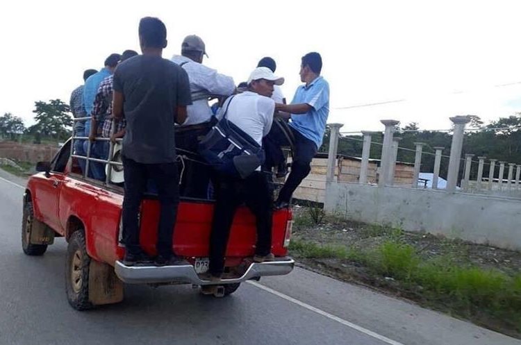 Pobladores de tres comunidades de Ixcán trasladan al alcalde Raúl Gutiérrez a una comunidad dónde pasó la noche con integrantes del Concejo. (Foto Prensa Libre: Joel Pérez).