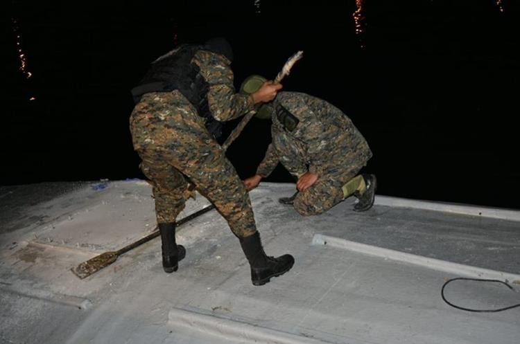 Elementos de la Marina de la Defensa Nacional trasladaron el sumergible hacia el Puerto Quetzal, para evaluar la nave. (Foto Prensa Libre: Ejército de Guatemala)