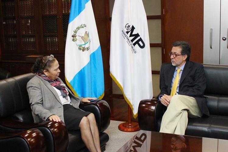   La Fiscal General y la Fiscal General Consuelo Porras y el Embajador de los Estados Unidos en Guatemala, Luis Arreaga, se reunieron el viernes. (Foto Prensa Libre: Cortesía del Ministerio Público) 