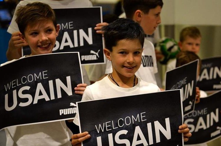   A group of children give him Welcome the Jamaican athlete to Australia. (Photo Prensa Libre: AFP) 