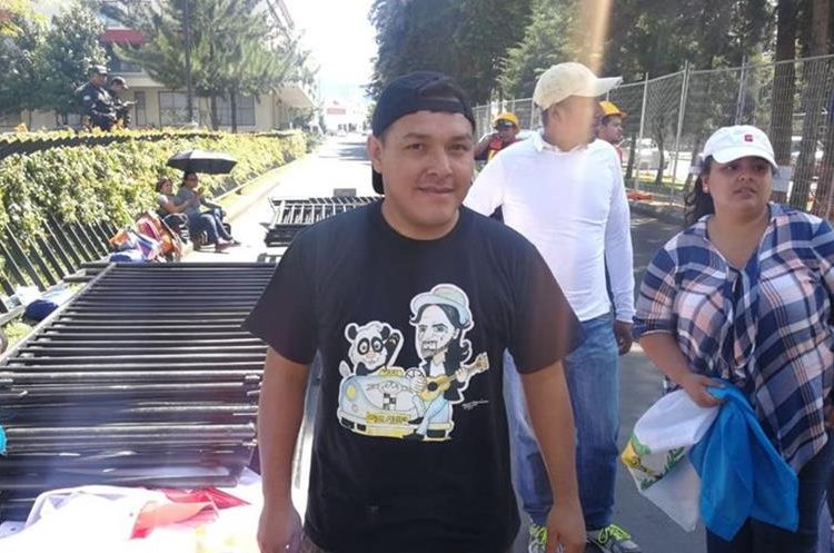 Un seguidor de Ricardo Arjona viste una playera alusiva al tema "Historia de un taxi. (Foto Prensa Libre: Érick Ávila)
