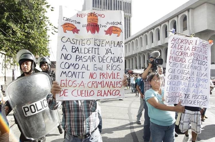 Luego de la captura de Roxana Baldetti, sindicada pro varios casos de corrupción, personas particulares asistieron afuera de la Torre de Tribunales en el 2015 para manifestar contra la ex vicepresidenta. (Foto: HemerotecaPL)