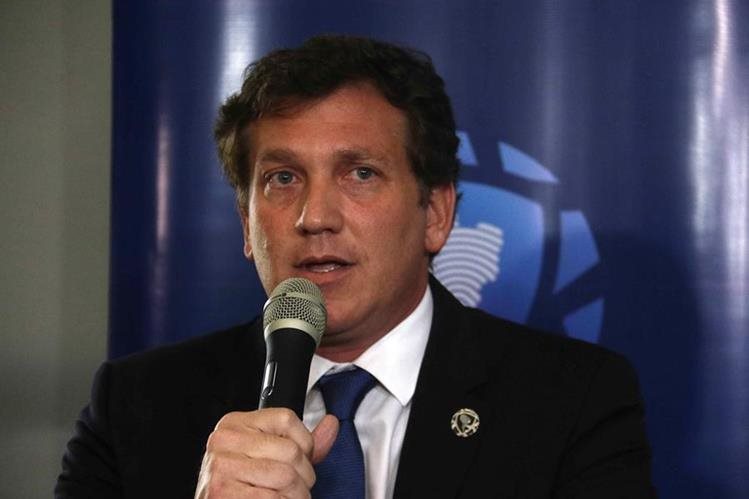El presidente de la Confederación Sudamericana de Fútbol (Conmebol), Alejandro Domínguez, habla en rueda de prensa hoy, en la sede de la Conmebol, en Luque (Paraguay). (Foto Prensa Libre: EFE)