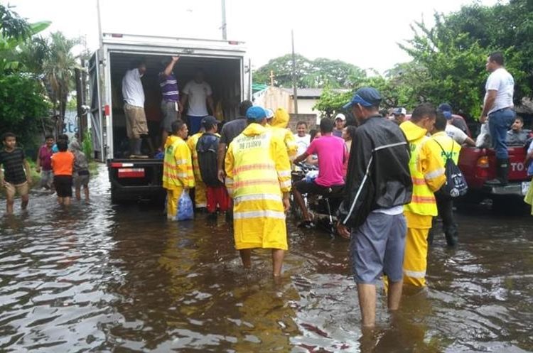 Entrega de víveres a afectados por las lluvias en una comunidad de Taxisco, Santa Rosa. (Foto Prensa Libre: Cortesía Conred)