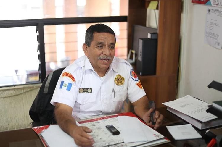 Hermindo Cifuentes, jefe general de servicios de los Bomberos Voluntarios, tienen 34 años de trabajar en la institución. (Foto Prensa Libre: Esbin García). 