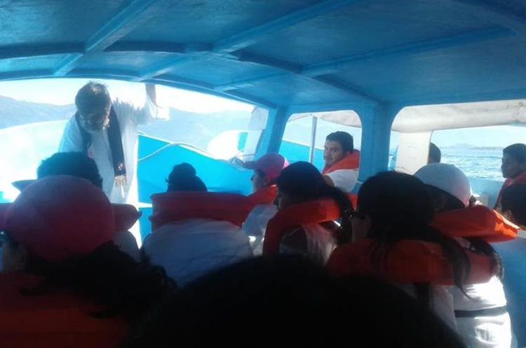 Familiares de las víctimas y autoridades locales llegaron al lugar de la tragedia. (Foto Prensa Libre: Cortesía Ejército de Guatemala)