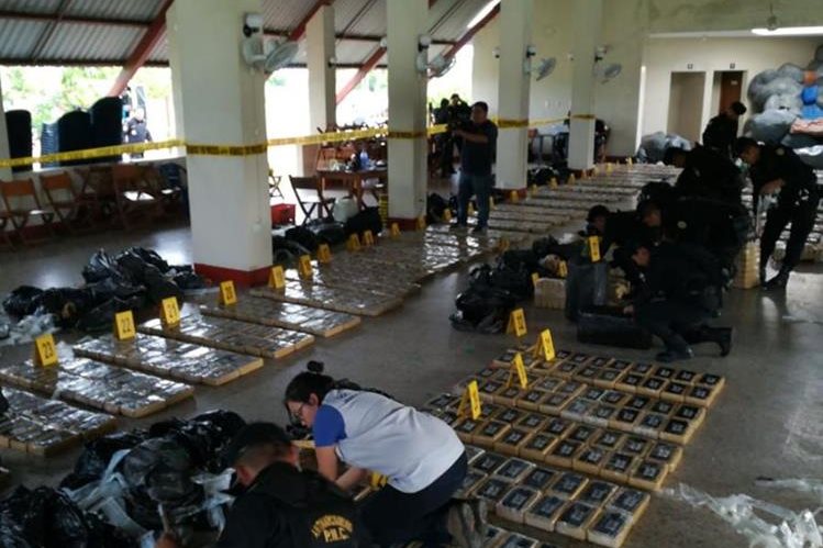 Autoridades han logrado contabilizar mil paquetes de droga, que permanecían empacadas en 50 tulas. (Foto Prensa Libre: MP)